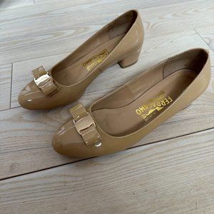 Ferragamo patent leather Vara Bow pump shoe in Nude Amaretti